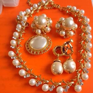 Source Unknown Gold and Pearl Necklace Set